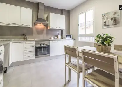 Gran habitación con estanterías en piso compartido, Ciutat Vella en Valencia
