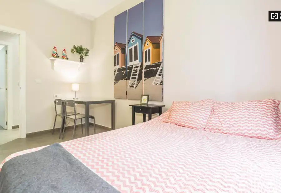 Gran habitación con estanterías en piso compartido, Ciutat Vella en Valencia