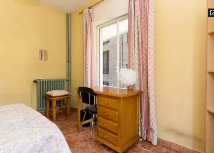 Gran habitación con parejas permitidas en el apartamento de 4 dormitorios, Realejo en Granada