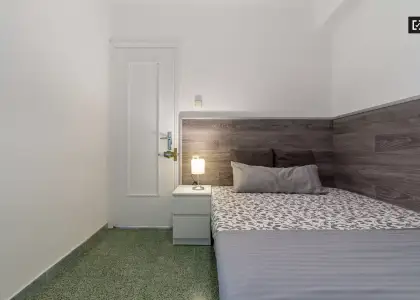 Gran habitación en alquiler en apartamento de 5 dormitorios en El Pla del Real en Valencia