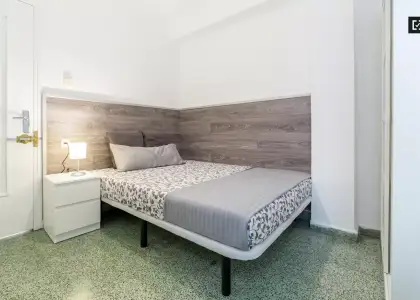 Gran habitación en alquiler en apartamento de 5 dormitorios en El Pla del Real en Valencia