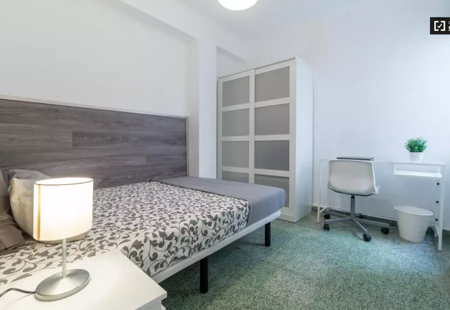 Gran habitación en alquiler en apartamento de 5 dormitorios en El Pla del Real en Valencia