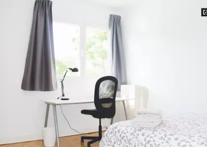 Gran habitación en piso compartido en Imperial en Madrid