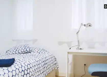 Gran habitación en piso compartido en Imperial en Madrid