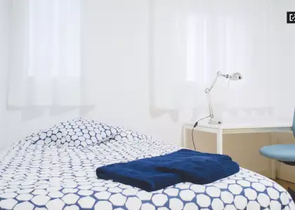 Gran habitación en piso compartido en Imperial en Madrid