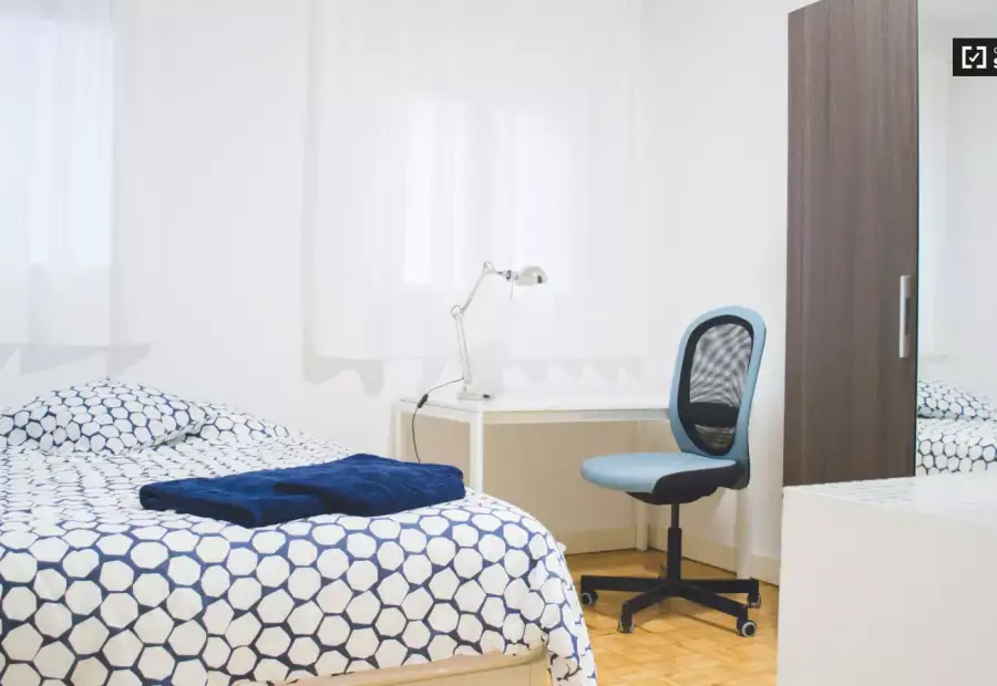 Gran habitación en piso compartido en Imperial en Madrid