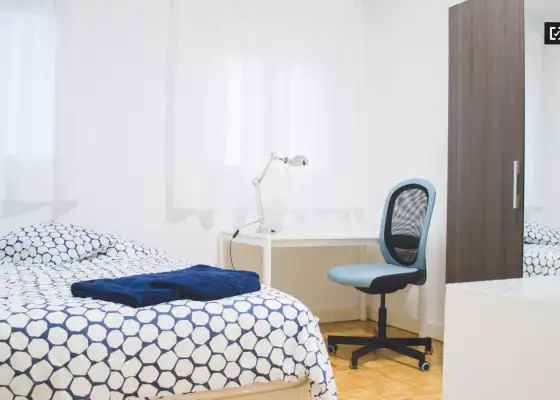 Gran habitación en piso compartido en Imperial en Madrid