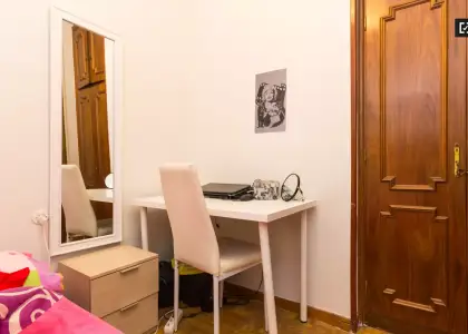 Habitación acogedora con escritorio en el departamento compartido, Puerta del Sol en Madrid