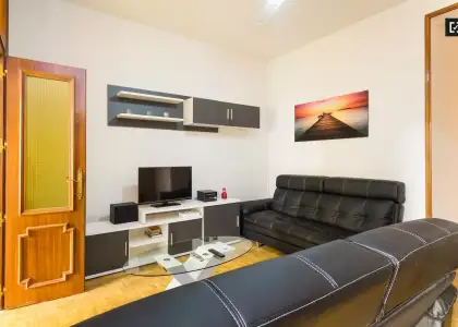 Habitación acogedora con escritorio en el departamento compartido, Puerta del Sol en Madrid