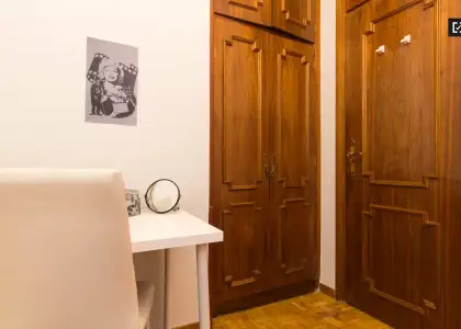 Habitación acogedora con escritorio en el departamento compartido, Puerta del Sol en Madrid