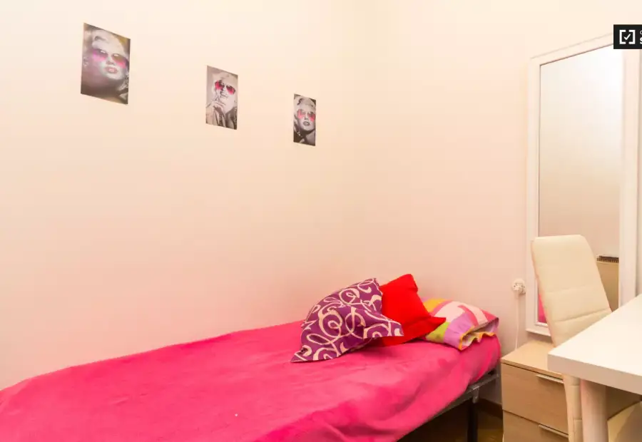 Habitación acogedora con escritorio en el departamento compartido, Puerta del Sol en Madrid