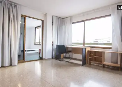 Habitación acogedora con estantería en un apartamento de 4 dormitorios, Extramurs en Valencia