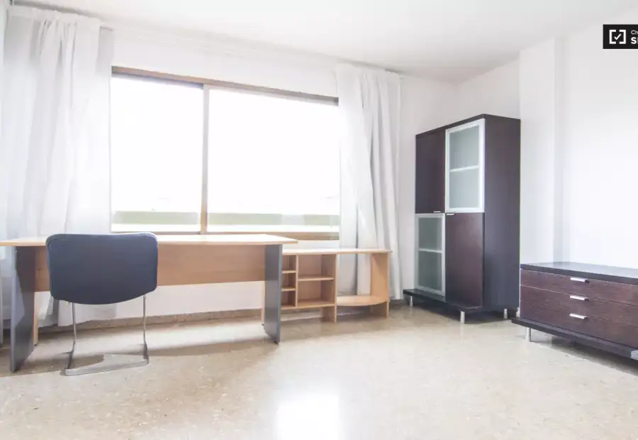 Habitación acogedora con estantería en un apartamento de 4 dormitorios, Extramurs en Valencia
