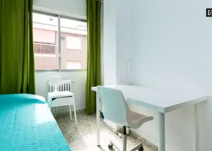 Habitación amueblada con amplio espacio de almacenamiento en piso compartido, Ronda en Granada