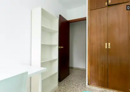 Habitación amueblada con amplio espacio de almacenamiento en piso compartido, Ronda en Granada