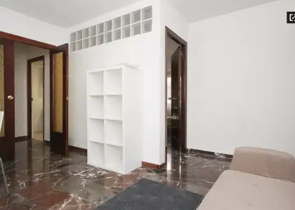 Habitación amueblada con amplio espacio de almacenamiento en piso compartido, Ronda en Granada