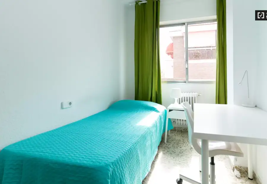 Habitación amueblada con amplio espacio de almacenamiento en piso compartido, Ronda en Granada