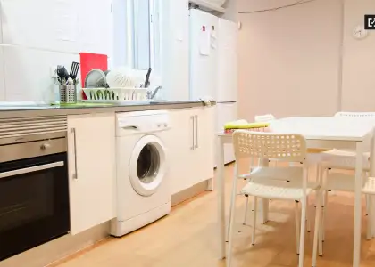 Habitación amueblada con balcón en piso compartido, Ciutat Vella en Valencia