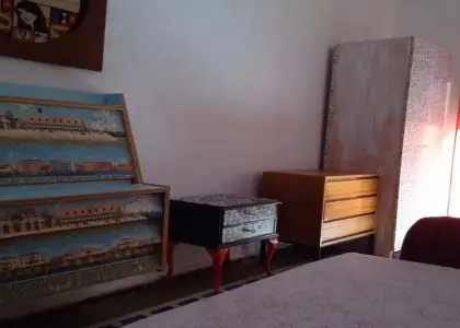 Habitación amueblada con cómoda en apartamento de 4 dormitorios, Benimaclet en Valencia