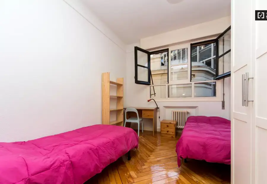 Habitación amueblada con escritorio en un apartamento de 9 habitaciones, Malasaña en Madrid