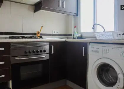 Habitación amueblada con estantería en un apartamento de 6 dormitorios, Jesús en Valencia