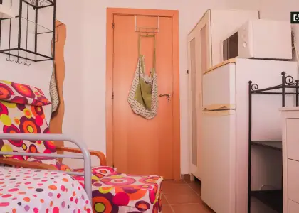 Habitación amueblada con estantería en un apartamento de 6 dormitorios, Jesús en Valencia