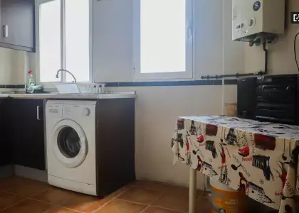 Habitación amueblada con estantería en un apartamento de 6 dormitorios, Jesús en Valencia