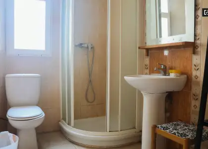 Habitación amueblada con estantería en un apartamento de 6 dormitorios, Jesús en Valencia