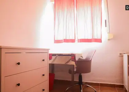 Habitación amueblada con estantería en un apartamento de 6 dormitorios, Jesús en Valencia