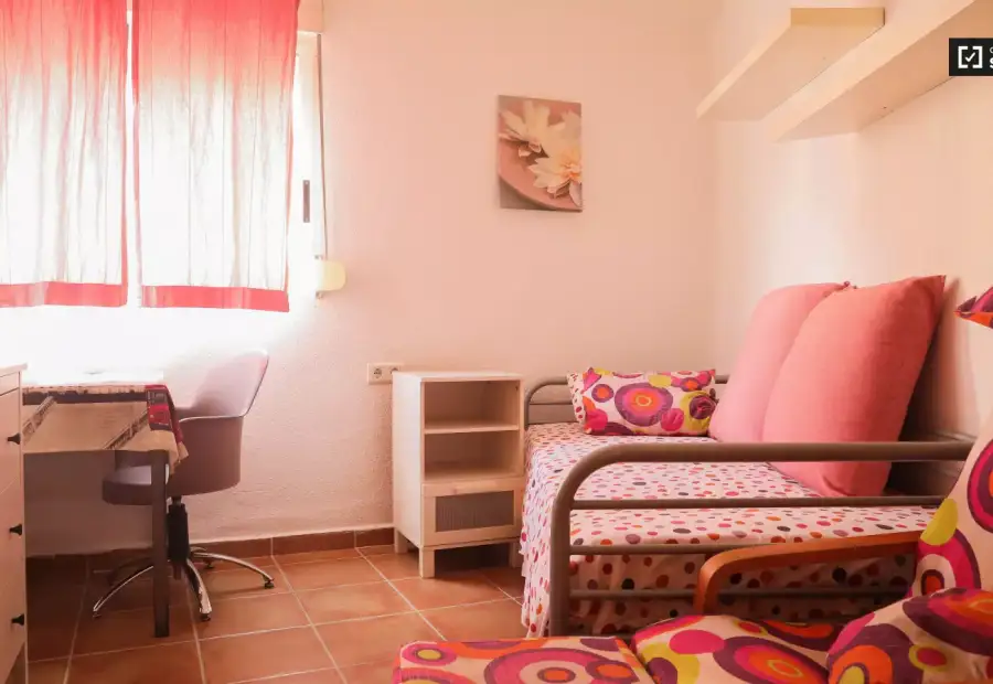 Habitación amueblada con estantería en un apartamento de 6 dormitorios, Jesús en Valencia