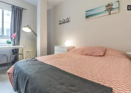 Habitación amueblada con estanterías en piso compartido, Ciutat Vella. en Valencia