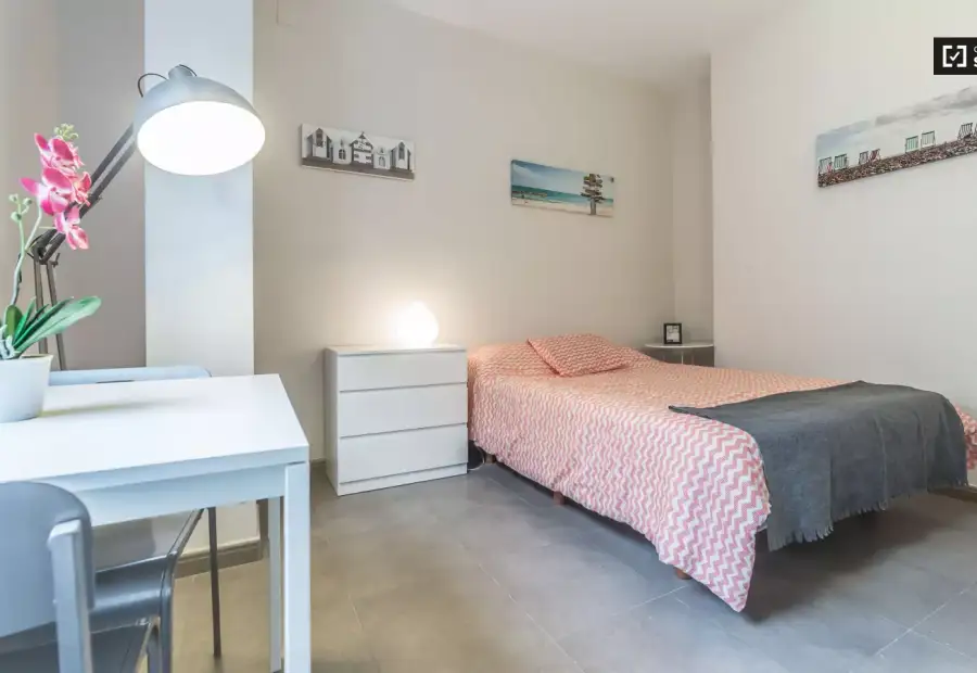 Habitación amueblada con estanterías en piso compartido, Ciutat Vella. en Valencia