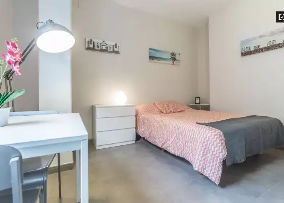 Habitación amueblada con estanterías en piso compartido, Ciutat Vella. en Valencia