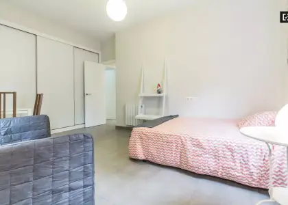 Habitación amueblada con llave independiente en el apartamento compartido, Ciutat Vella en Valencia