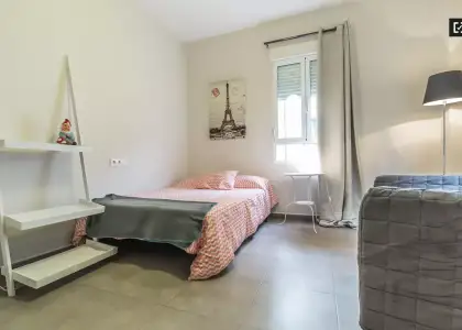 Habitación amueblada con llave independiente en el apartamento compartido, Ciutat Vella en Valencia