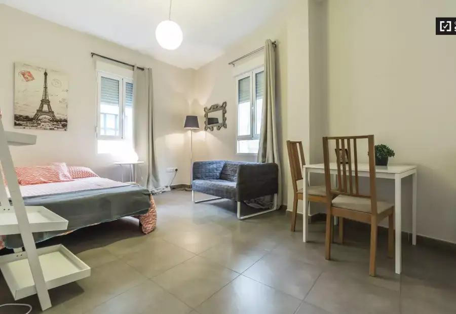 Habitación amueblada con llave independiente en el apartamento compartido, Ciutat Vella en Valencia