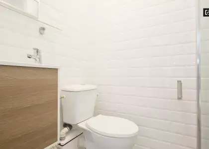 Habitación amueblada con ventana con vista a la calle en un apartamento de 4 dormitorios, Carabanchel en Madrid