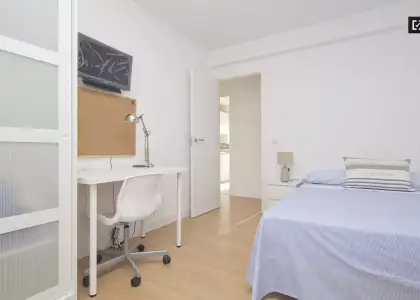 Habitación amueblada con ventana con vista a la calle en un apartamento de 4 dormitorios, Carabanchel en Madrid