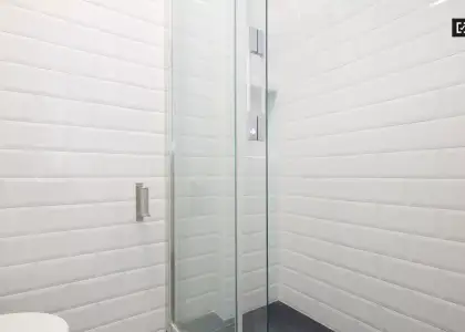 Habitación amueblada con ventana con vista a la calle en un apartamento de 4 dormitorios, Carabanchel en Madrid