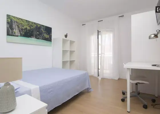 Habitación amueblada con ventana con vista a la calle en un apartamento de 4 dormitorios, Carabanchel en Madrid