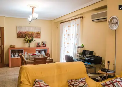 Habitación amueblada en apartamento de 3 dormitorios, L'Olivereta en Valencia