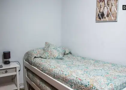 Habitación amueblada en apartamento de 3 dormitorios, L'Olivereta en Valencia