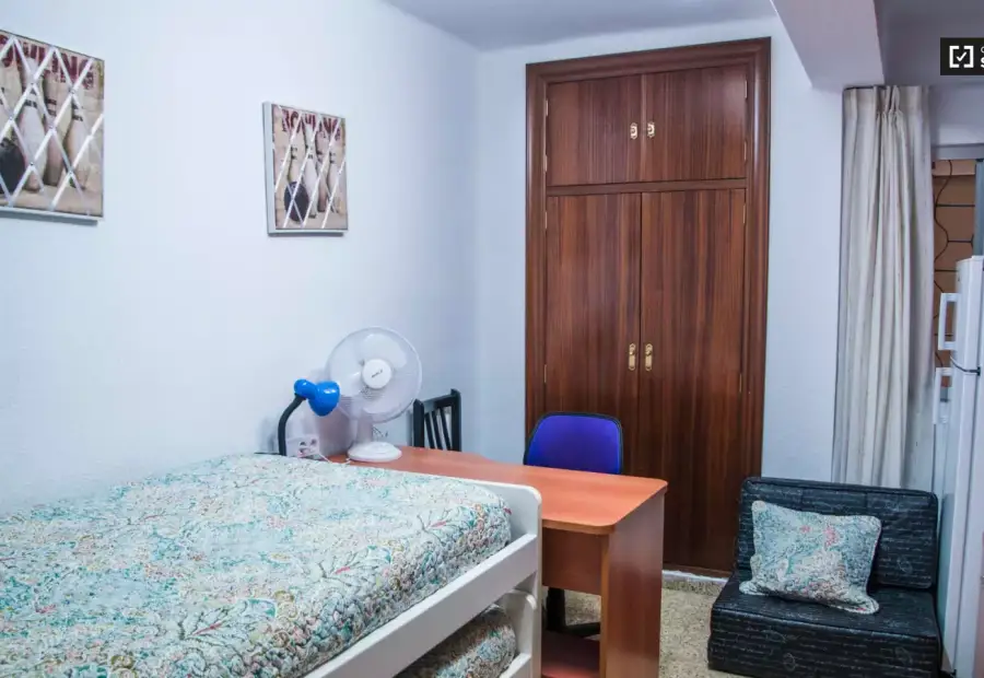 Habitación amueblada en apartamento de 3 dormitorios, L'Olivereta en Valencia