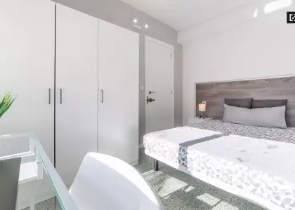 Habitación amueblada en apartamento de 5 dormitorios en El Pla del Real en Valencia