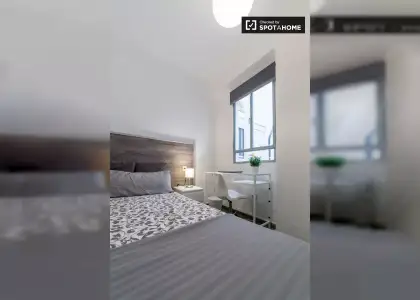 Habitación amueblada en apartamento de 5 dormitorios en El Pla del Real en Valencia
