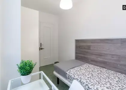 Habitación amueblada en apartamento de 5 dormitorios en El Pla del Real en Valencia