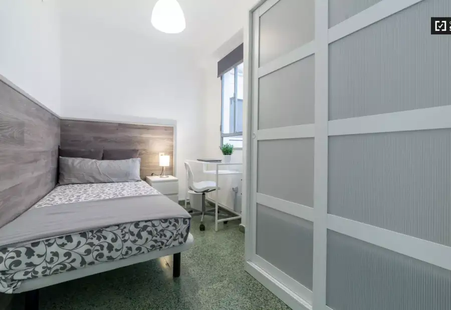 Habitación amueblada en apartamento de 5 dormitorios en El Pla del Real en Valencia