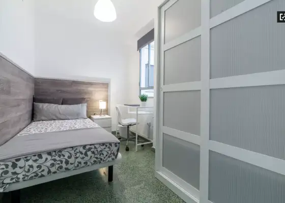 Habitación amueblada en apartamento de 5 dormitorios en El Pla del Real en Valencia