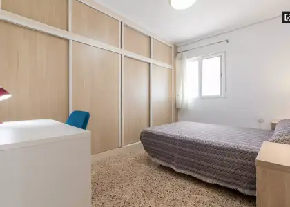 Habitación amueblada en piso de 4 habitaciones en Camins al Grau - Sólo mujeres en Valencia