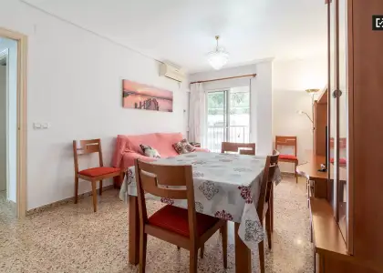 Habitación amueblada en piso de 4 habitaciones en Camins al Grau - Sólo mujeres en Valencia